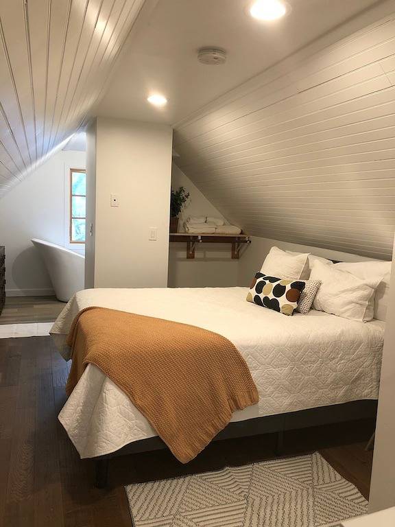 Downtown, 5 Stars, 65\" Tv, 4 Br / 3 baths En-suite, Updated, walkable, Book Now in Kansas City, Missouri