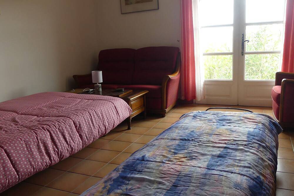Ganze Wohnung, Ground floor apartment 50m2 with terrace in intimate shady park, swimming pool 12x4 m in Piolenc, Vaucluse