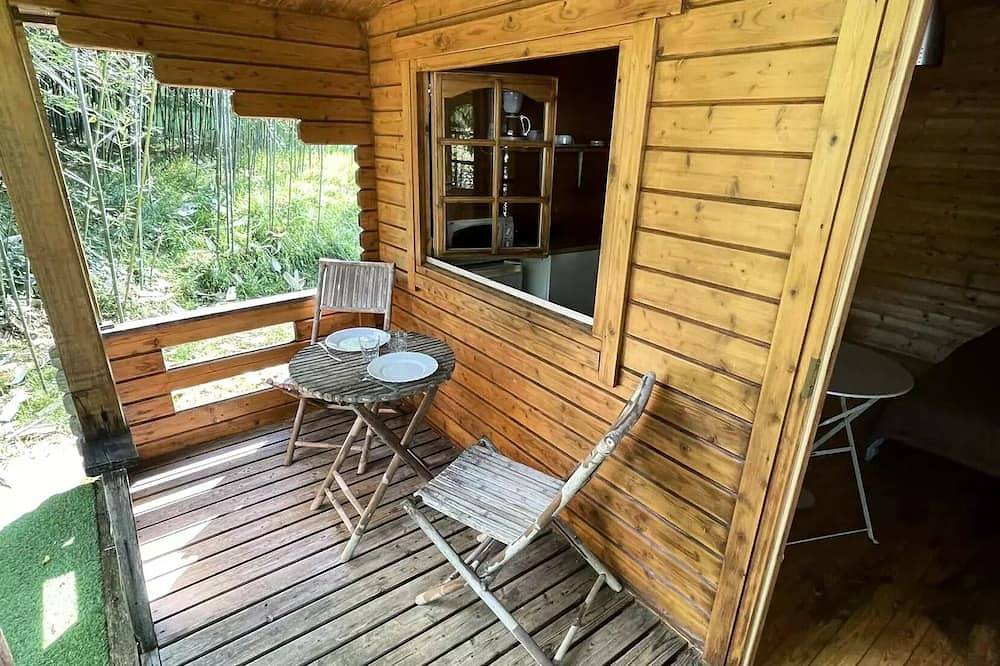 Chalet 12? - pièce unique - sans sanitaires 2 personnes in Ornans, Jura Francais