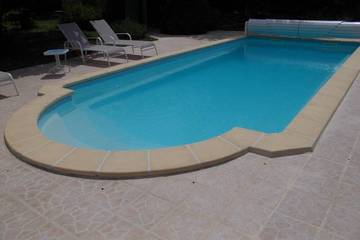 Location de vacances pour 4 personnes, avec jardin ainsi que terrasse et piscine, animaux acceptés à Châteauneuf-de-Gadagne