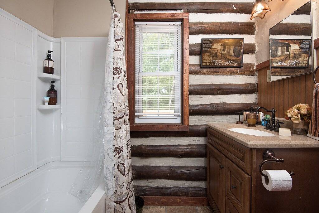 Schweizer Kabine der Alten Welt eingebettet im Wald in Knox County (TN)