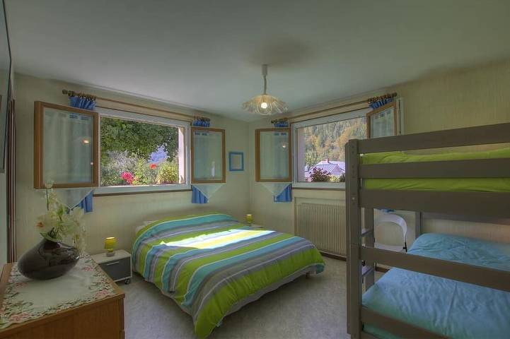 Location de vacances pour 4 personnes, avec jardin à Chézery-Forens - 2