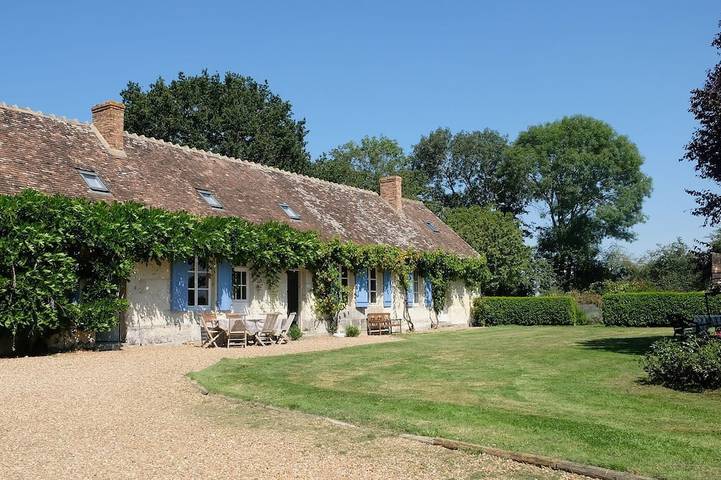 Gîte pour 12 personnes, avec jardin à Prunay-Cassereau