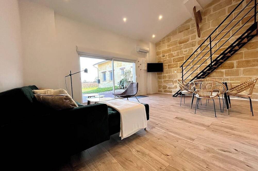 Charming vineyard guesthouse in Saint-Sulpice-de-Faleyrens, Libourne region