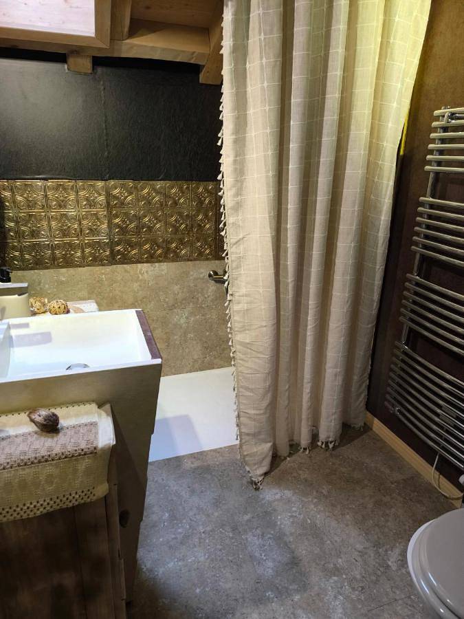 Gîte pour 3 personnes, avec vue et balcon à Lyaud - 3