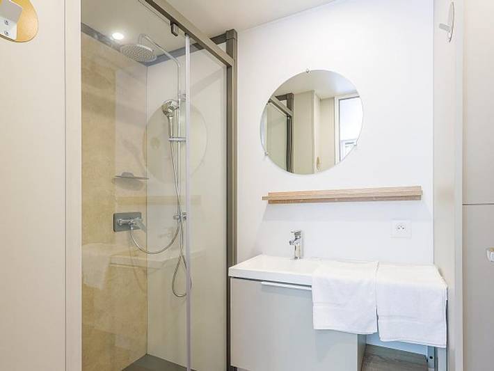 Camping les Dunes - Mobilheim 4 personen - Ultimate | 2 Zi. | 4 Pers. | Erhöhte Terrasse | Tropische Dusche | Klimaanlage | Tv in Torreilles, Côte d'Améthyste