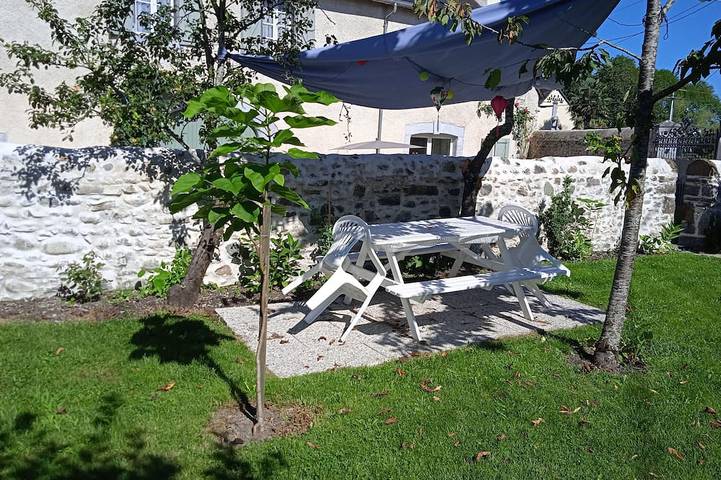Gîte pour 6 personnes, avec jardin et jacuzzi à Buziet