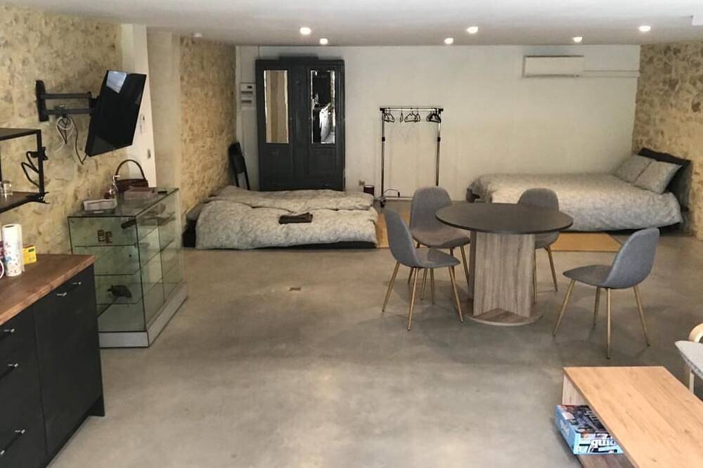 Charmant loft de 55 m2 dans un mas Provencal rénové avec piscine. in Connaux, Région de Nîmes
