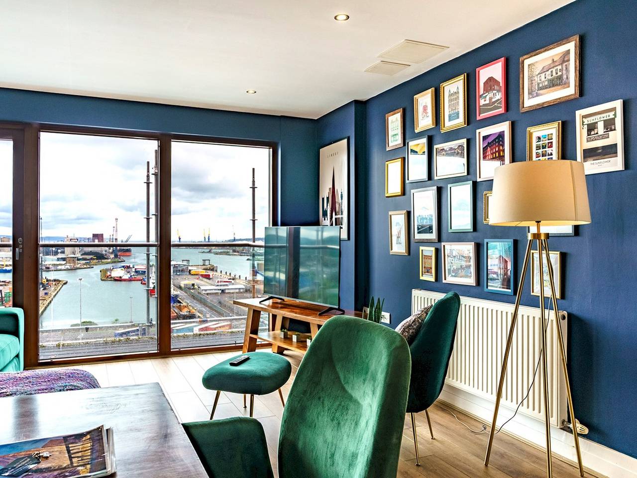 Ganze Wohnung, City Centre | Top Floor w/ Balcony & Sunset Views | Pass the Keys in Belfast, Grafschaft Antrim