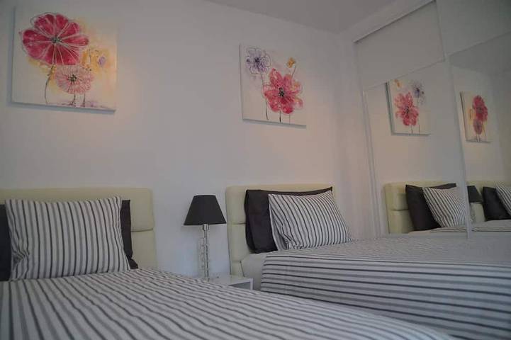 Apartamento entero, Hogar desde casa Apartamento de lujo de 2 dormitorios con piscina climatizada. in Puerto del Carmen, Tías