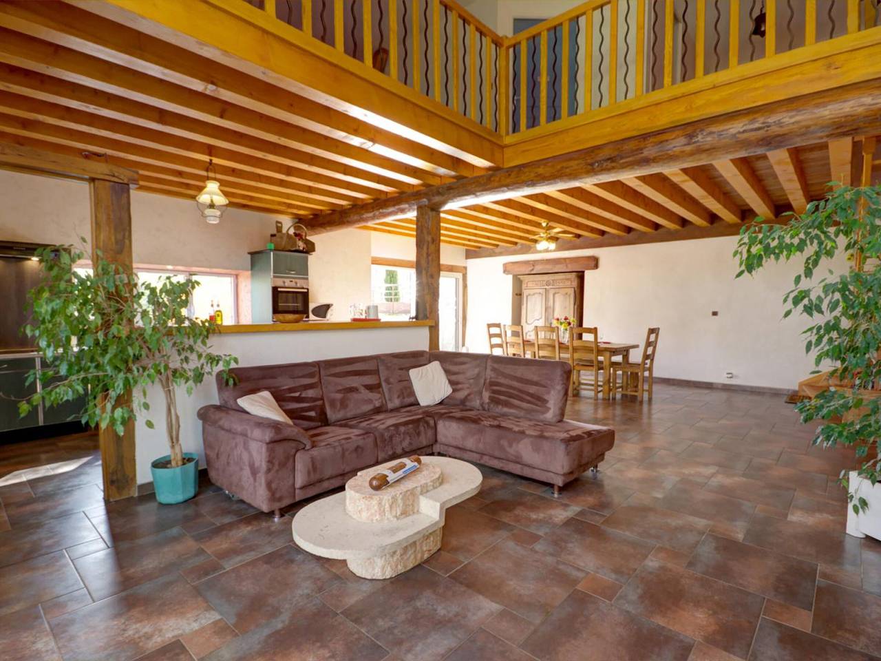 Amplia casa rural con piscina privada y admite mascotas en Saint-Priest-la-Prugne in Saint-Priest-la-Prugne, Región de Roanne