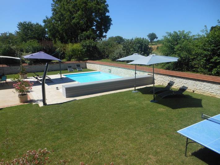 Gîte pour 2 personnes, avec Terrasse ainsi que Jardin et Piscine à BOZ