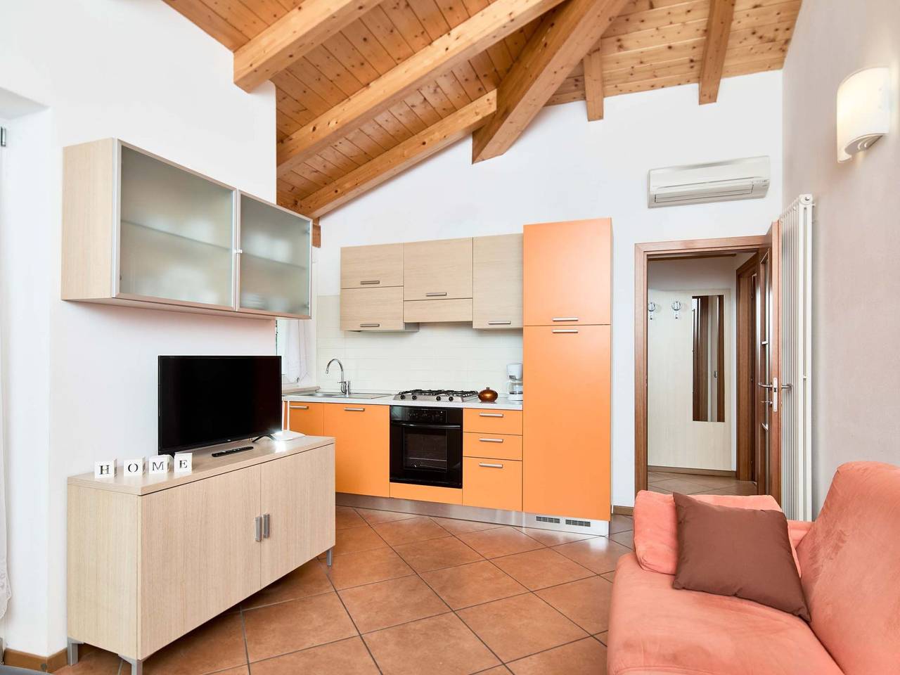 Hel lejlighed, Schönes Dachgeschosszimmer mit großem Balkon in Riva del Garda, Garda-Fjellene