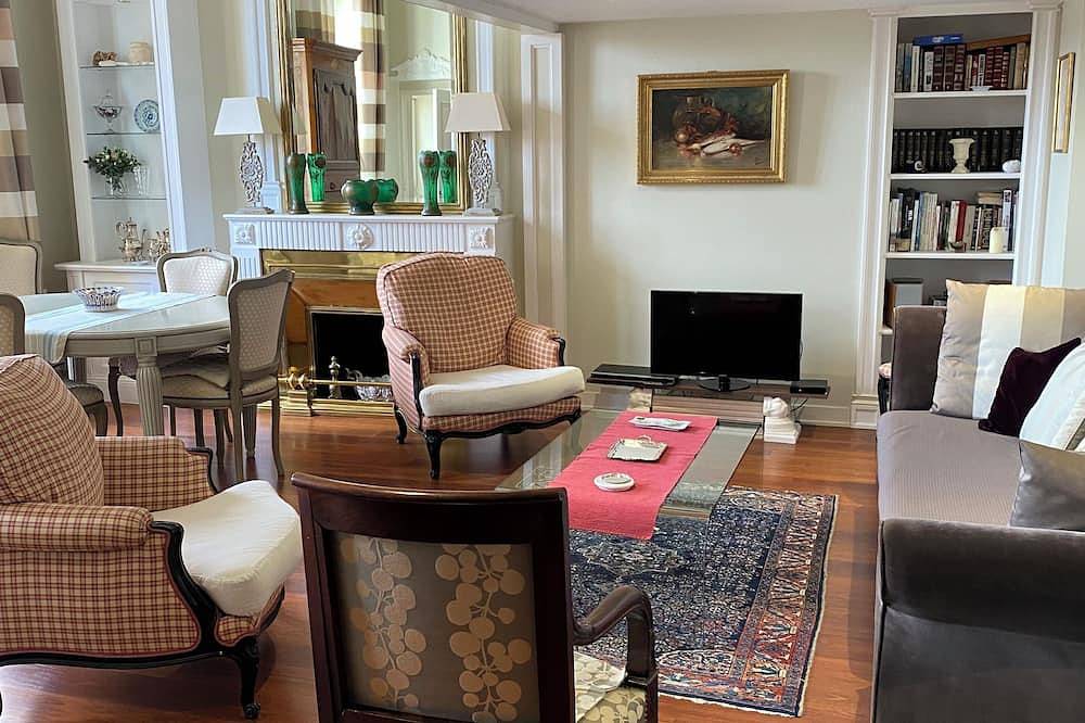 Apartamento entero, 18th-century apartment on the banks of the Garonne 10 minutes from downtown Chartrons parking in Burdeos, Región de Burdeos