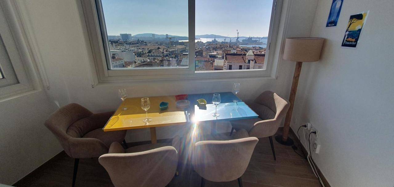 Appartement entier, Vue Mer Panoramique - Gare et Port à Pied - 60m2 in Toulon, Côte méditerranéenne (France)
