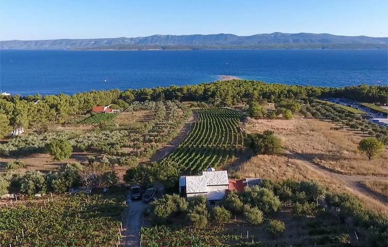 Ferienhaus für 4 Personen, mit Garten und Terrasse sowie Pool in Bol
