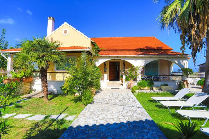 Villa für 8 Personen, mit Balkon und Terrasse sowie Garten und Ausblick in Griechenland