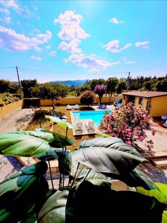 Location de vacances pour 6 personnes, avec bassin pour enfant et piscine ainsi que jardin et vue à Paredes