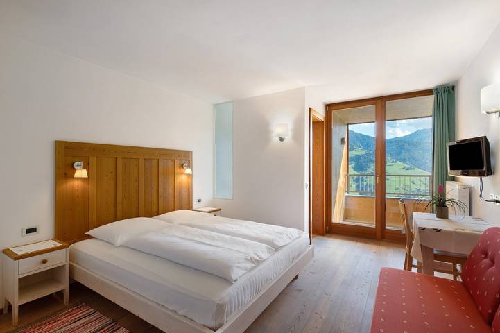 Ganze Wohnung, Ferienwohnung 'A' mit Bergblick, Balkon und WLAN in Rina, Enneberg