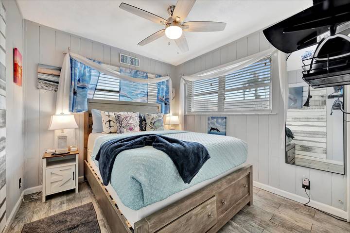 Vacation rental for 4 people, with balcony and yard, kid friendly in Treasure Island