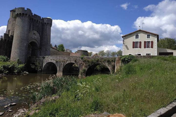 Location de vacances pour 8 personnes, avec Balcon et Terrasse dans Adilly
