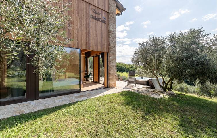 Spazioso appartamento con aria condizionata, piscina e parcheggio in Volpago del Montello, Provincia di Treviso