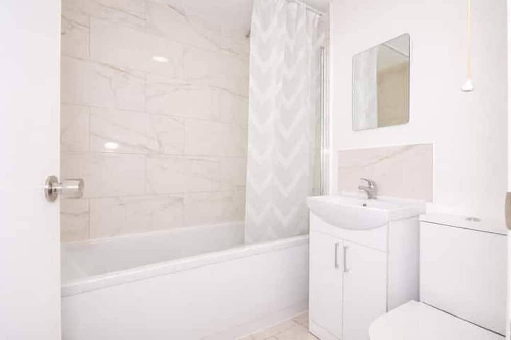 Entire apartment, Elegant Flat | 2-Min Walk to Watford Junction in Watford, Hertfordshire