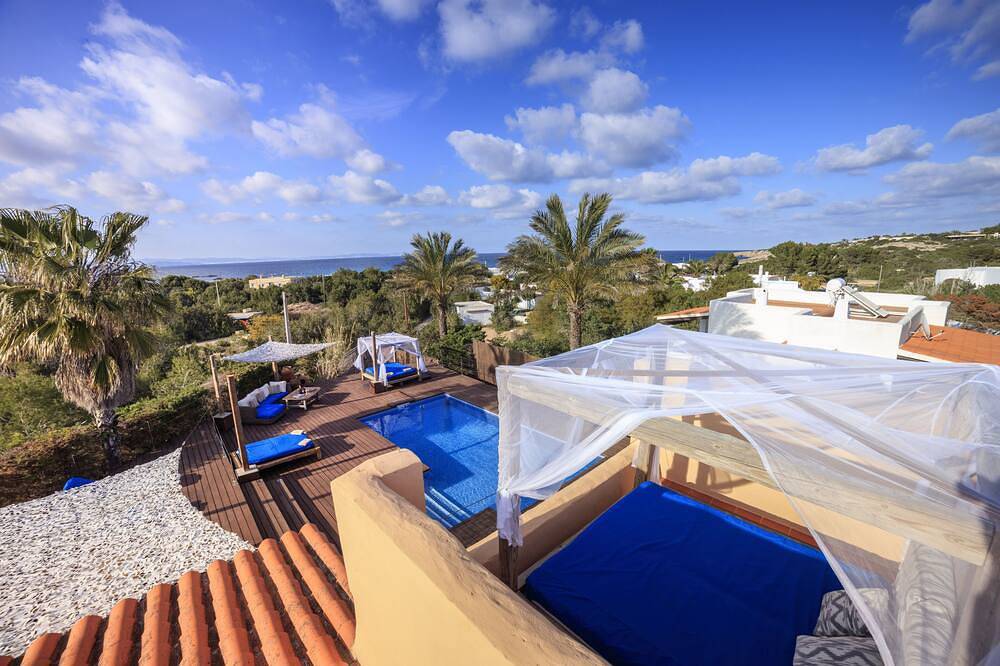 Fantastically beautiful house with a view of Ibiza in Es Pujols, Formentera