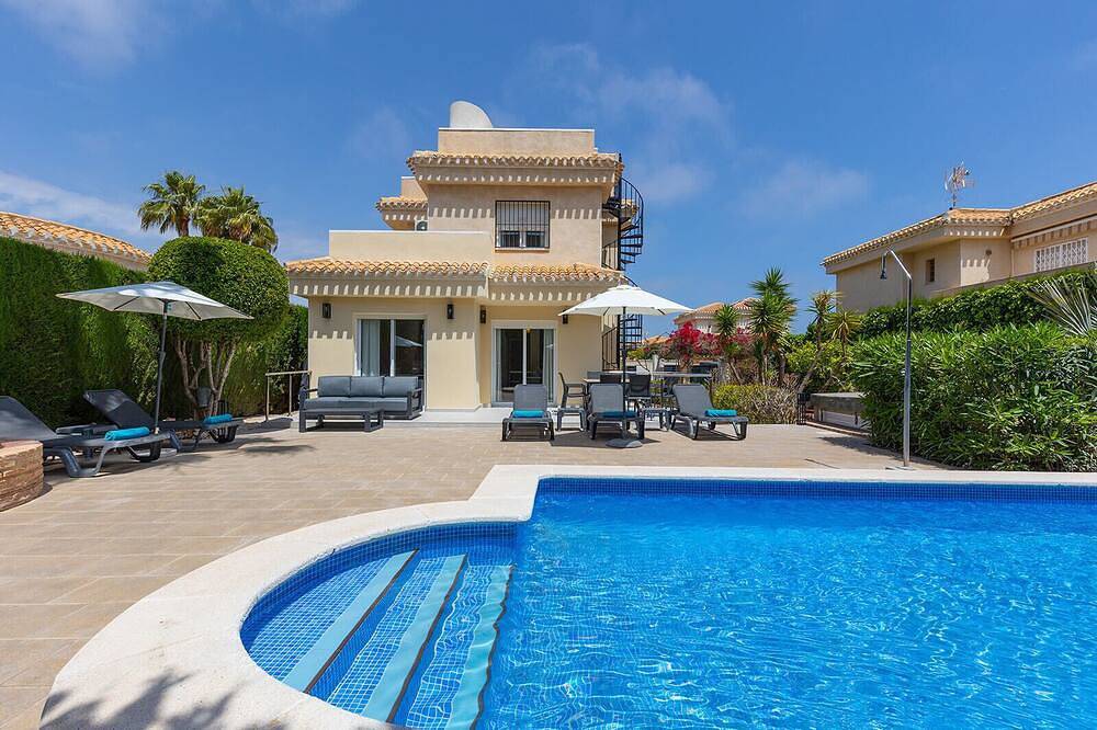 Erstklassige 3-Bett-Villa mit großem privatem Pool am Ende einer ruhigen Sackgasse in Playa Flamenca, Orihuela