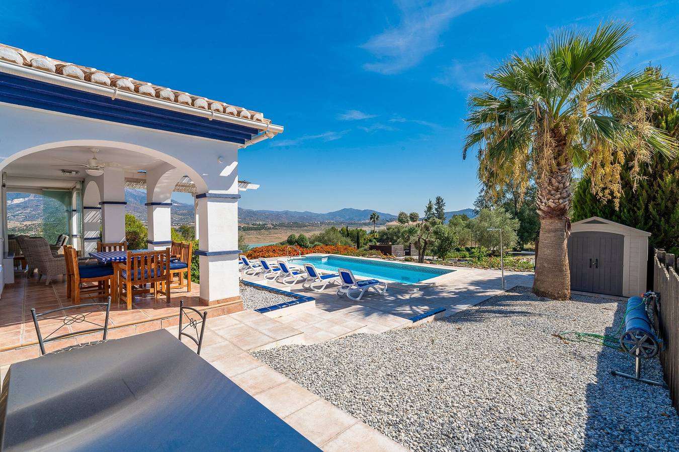"Villa Las Alondras" con vistas al lago y a la montaña, piscina, jardín y Wi-Fi in Viñuela, Provincia de Málaga