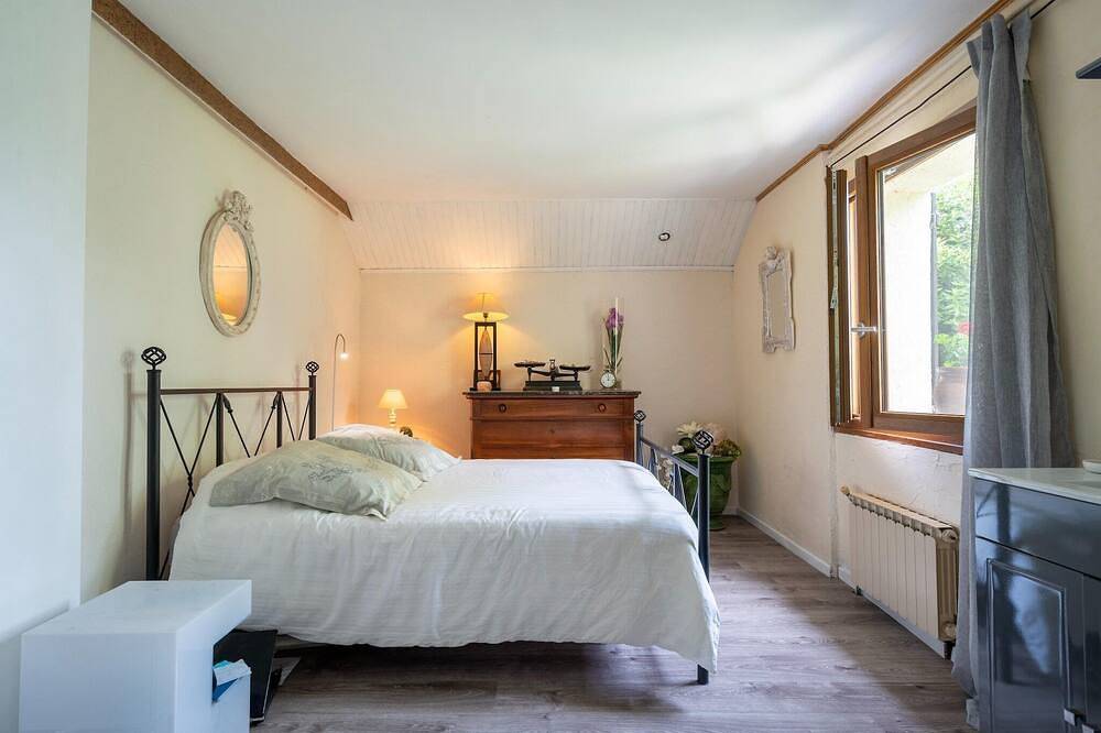 Majestic holiday home in Laroque with hot tub in Ganges, Lodève region