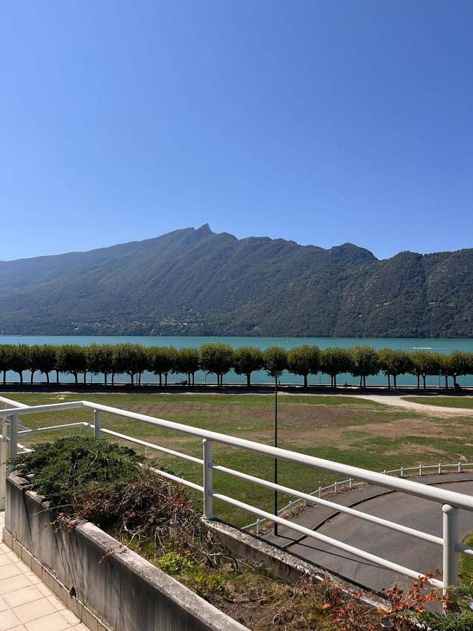 Gîte pour 4 personnes, avec vue sur le lac ainsi que balcon et vue dans Esplanade du Lac ( Aix-les-Bains)