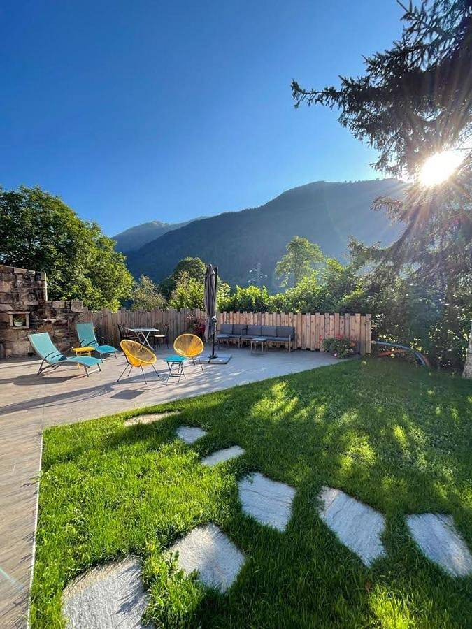 Location de vacances pour 2 personnes, avec terrasse ainsi que vue et jardin à Avajan - 3