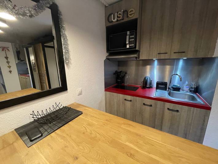Entire studio, Studio Apartment 'Le Solaret' with Mountain View and Balcony in Bourg-Saint-Maurice, Albertville region