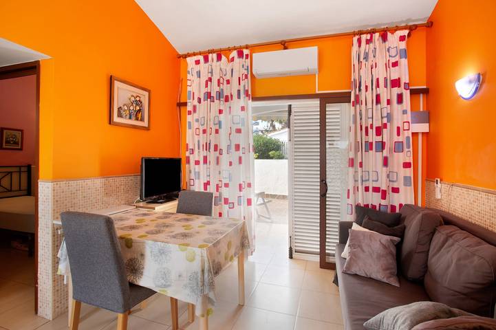 Casa de vacaciones 'Haus Brigitte' con piscina compartida, Wi-Fi y aire acondicionado in Maspalomas, San Bartolomé de Tirajana