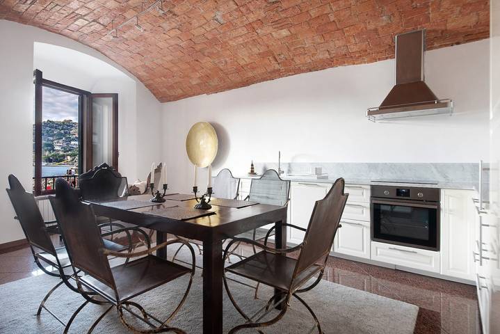 Ganze Wohnung, Apartment 'City On The Beach' mit Meerblick, Wlan und Klimaanlage in Bagni Lido & Flora, Rapallo