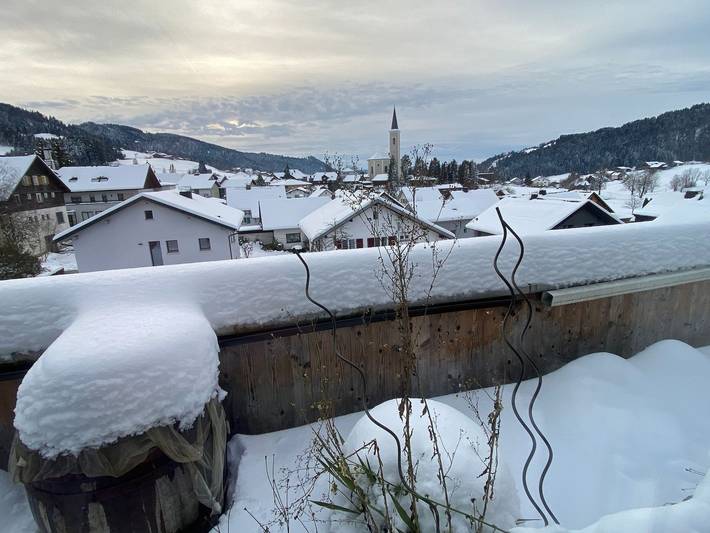 Ganze Ferienwohnung, Panorama-Gästestudio im Penthouse: Privatbad, Balkon & Küche - Gästestudio innerhalb Privat-Penthousewohnung in Bregenzerwald (Vorarlberg), Alberschwende