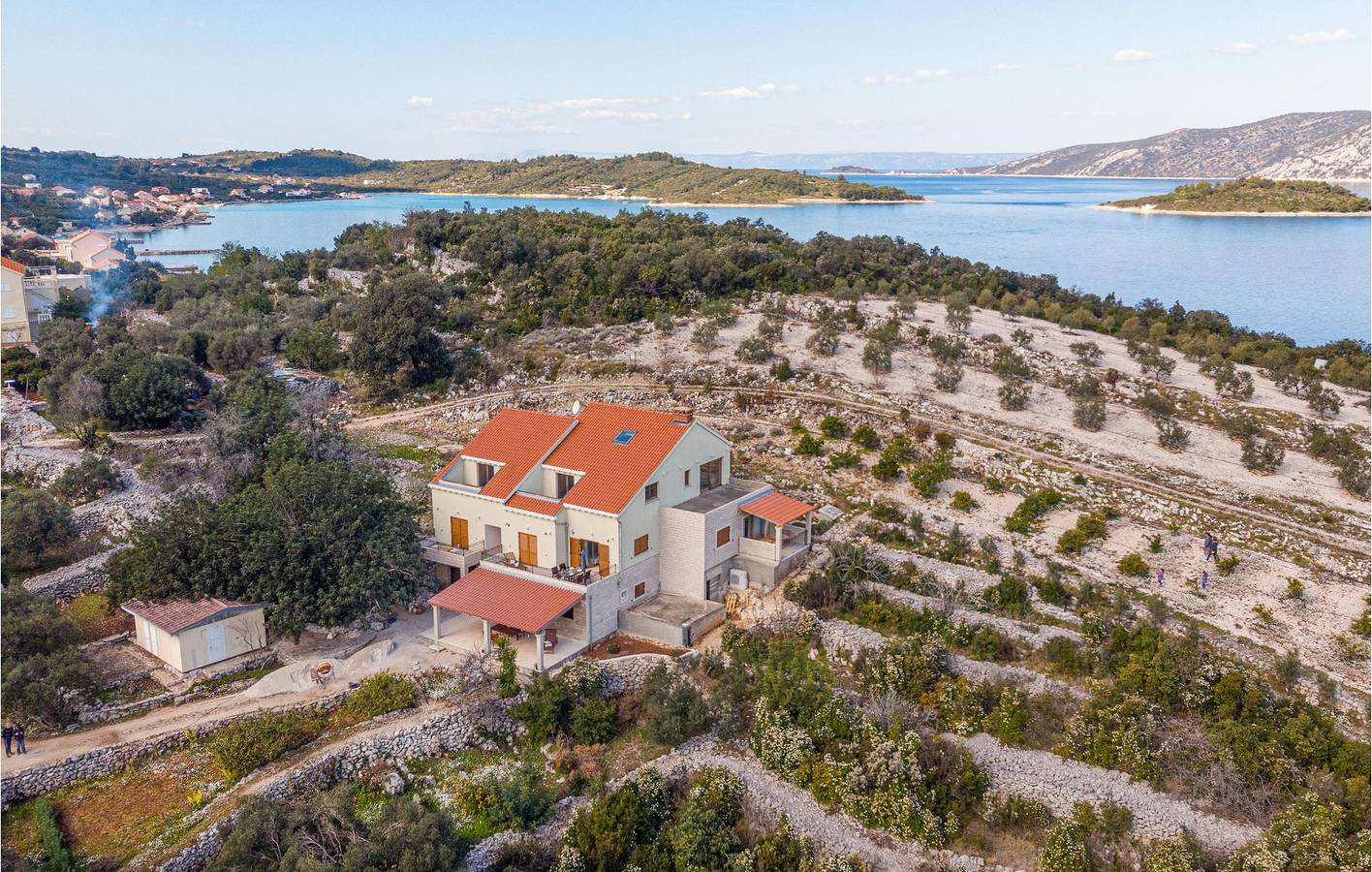 Geheel vakantieappartement, Gezellig appartement met terras, keuken en wifi – 2,5 km van het strand van Tri žala in Kneza, Korcula