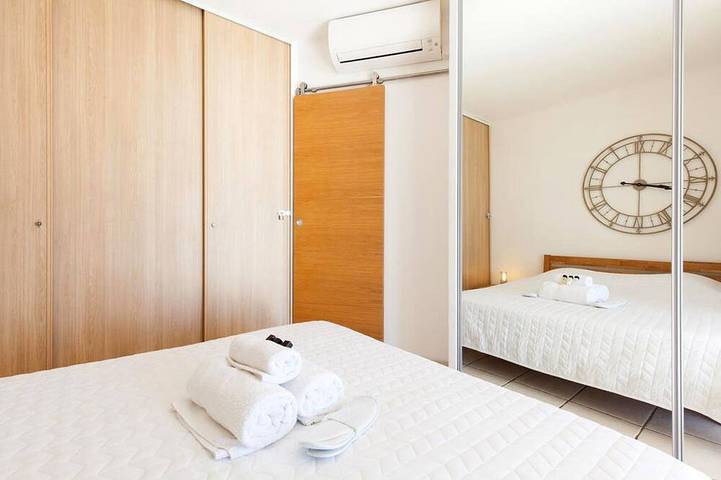 Entire apartment, Seafront - attractive 2-room apartment with large balcony in Cannes, Mediterranean Coast (France)