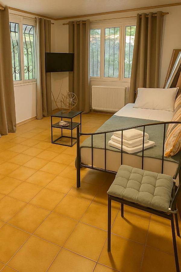 Location de vacances pour 4 personnes, avec vue ainsi que jardin et terrasse, animaux acceptés dans Portes - 2