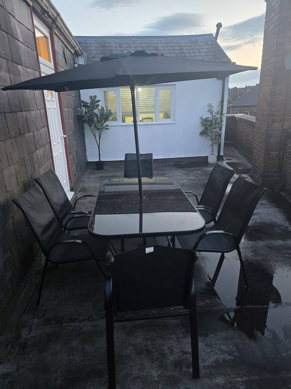 Entire apartment, Charming Wolverhampton Apartment with Private Entrance in Wolverhampton, Birmingham Area