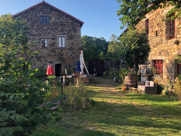 Chambre d’hôte pour 9 personnes, avec vue et sauna ainsi que piscine et jardin, animaux acceptés à Saint-Arcons-de-Barges