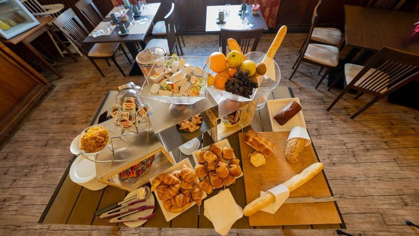 Hôtel pour 2 personnes, avec jardin et bassin pour enfant ainsi que vue et piscine, animaux acceptés à Digoin - 2