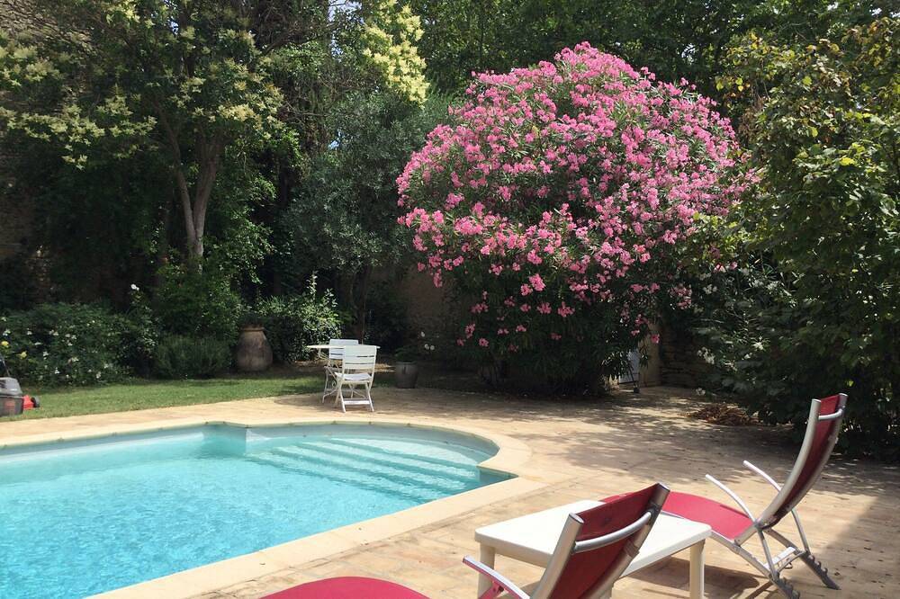 Harvesters' house in Aigues-Vives, Nimes region