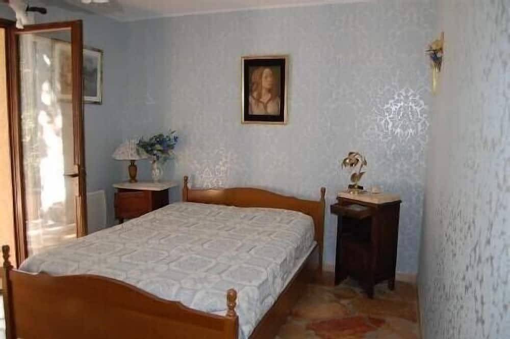 Villa en zona tranquila con sombra en 3750m2 cerrado con piscina privada y casa de la piscina in Régusse, Región Brignoles