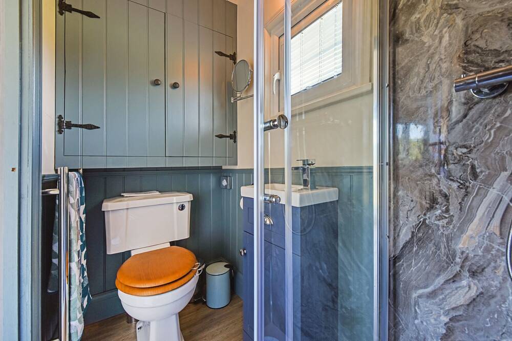 A lodge/cabin that sleeps 2 guests  in 1 bedroom - 3 nights for the price of 2 nights in July! in Ringwood, Hampshire