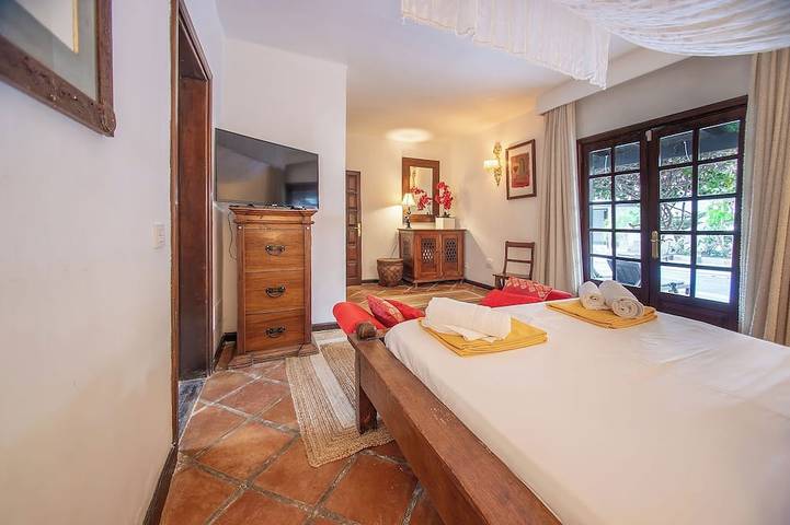 Private quiet villa with a short walk to beaches, restaurants, bars and shops. in Puerto del Carmen, Tías