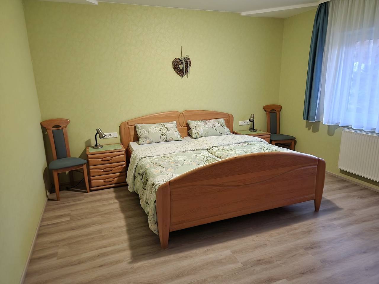 Ganze Wohnung, Ferienwohnung 'Scheurebe' mit privatem Balkon, Gemeinschaftsterrasse und Gemeinschaftsgarten in Iphofen, Fränkisches Weinland