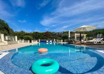 Gîte pour 7 personnes, avec vue ainsi que jardin et piscine à Brignoles