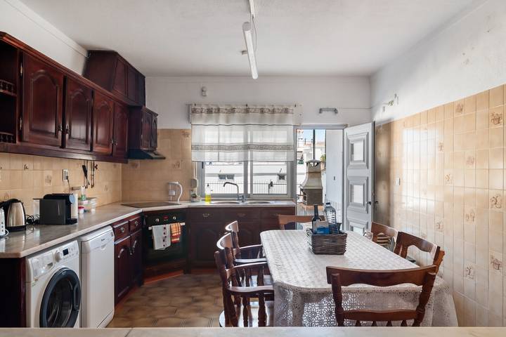 Ferienhaus 'Vivenda Alves' mit Bergblick, Wlan und Klimaanlage in Charneca de Caparica e Sobreda, Halbinsel von Setúbal